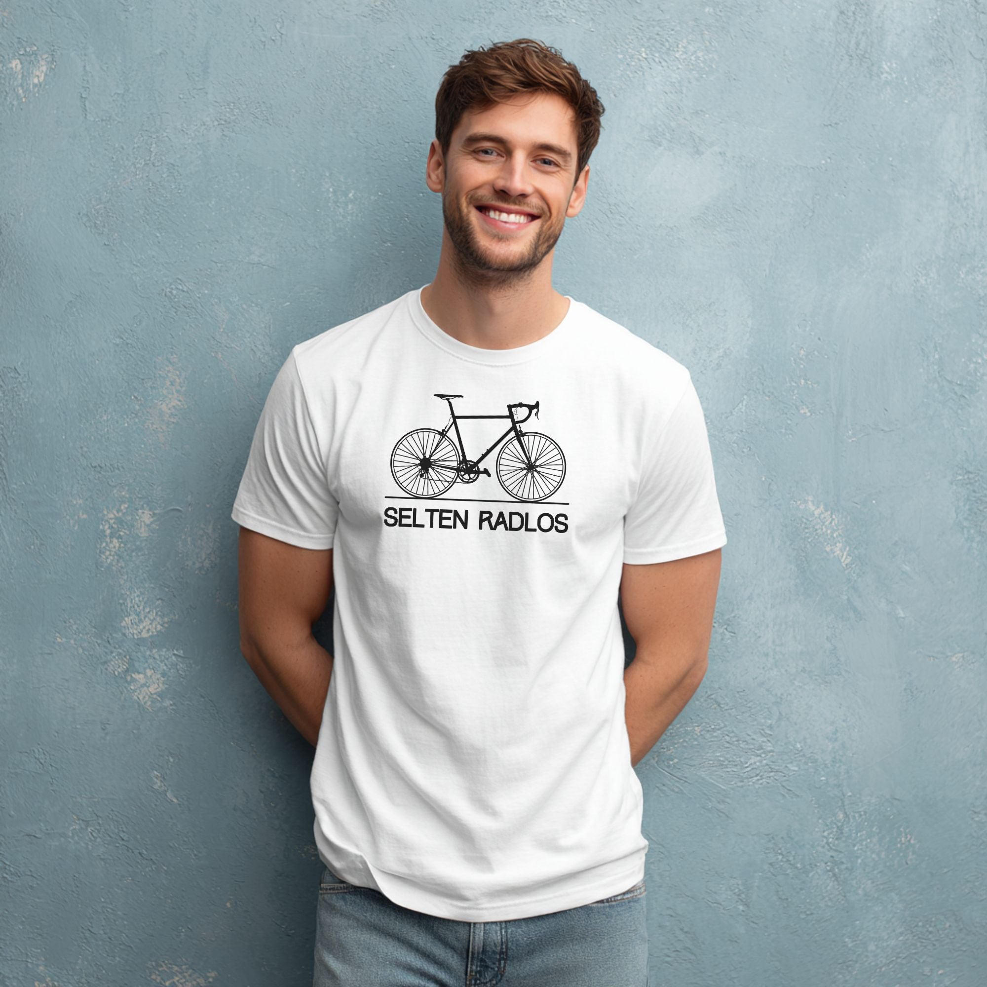 Männliches Model trägt weißes T-Shirt mit Spruch ‚Selten Radlos‘ und Retro-Rennrad-Motiv, ideales Geschenk für Radfahrer.