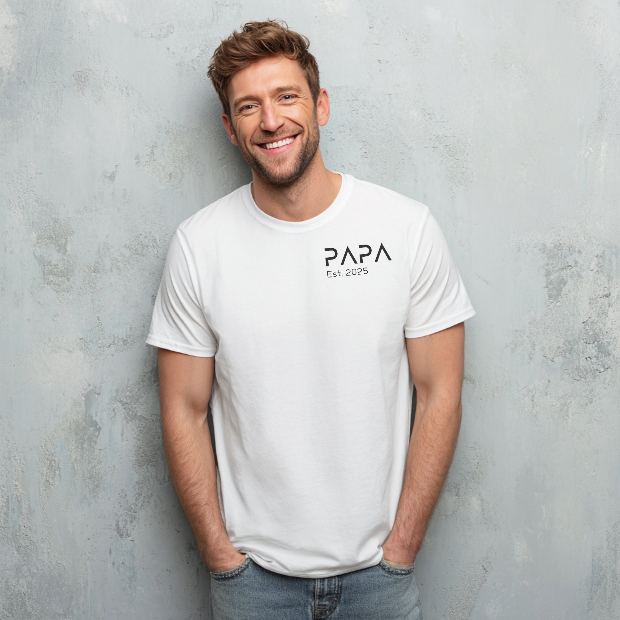 Modell trägt weißes T-Shirt mit „Papa“ Schriftzug und personalisierbarem Jahr, Geschenk für Väter