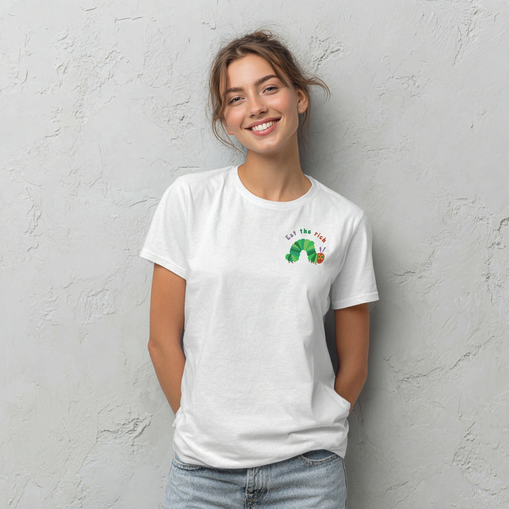 Modell trägt weißes T-Shirt mit Raupe Nimmersatt und „Eat the Rich“ Brustaufdruck, politisches Statement-Shirt