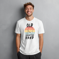 Weißes Unisex T-Shirt mit 'Old Schmetterhand' Spruch und Tischtennisschläger Motiv.