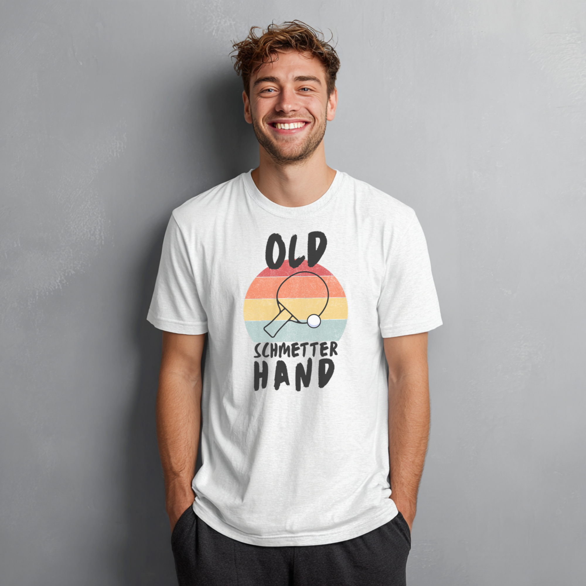 Weißes Unisex T-Shirt mit 'Old Schmetterhand' Spruch und Tischtennisschläger Motiv.