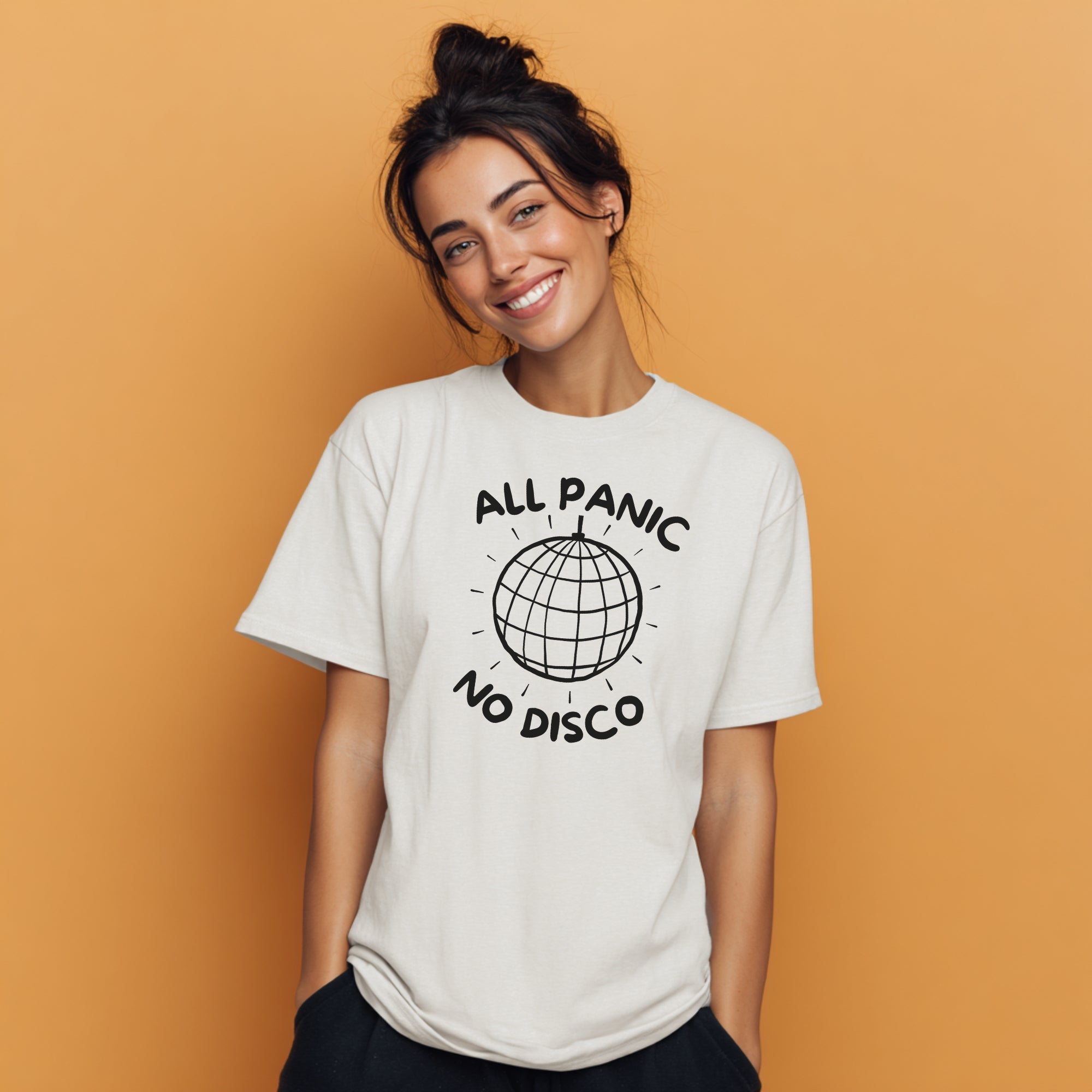 Modell trägt weißes T-Shirt mit „All Panic No Disco“ und Discokugel-Design, lustiges Partyshirt