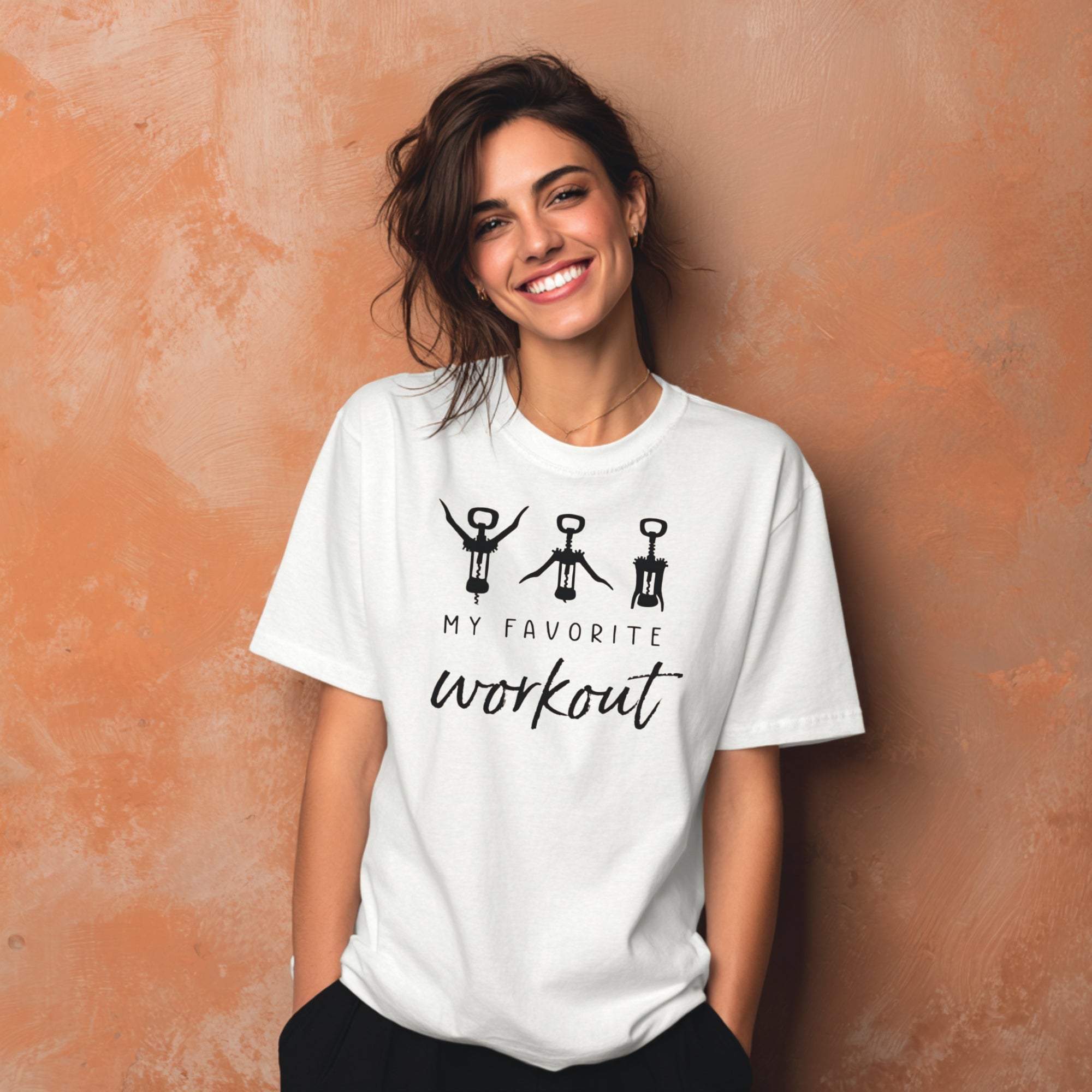 Modell trägt weißes T-Shirt mit „My favourite Workout“ Korkenzieher-Hampelmann Motiv, Unisex, Frontdruck