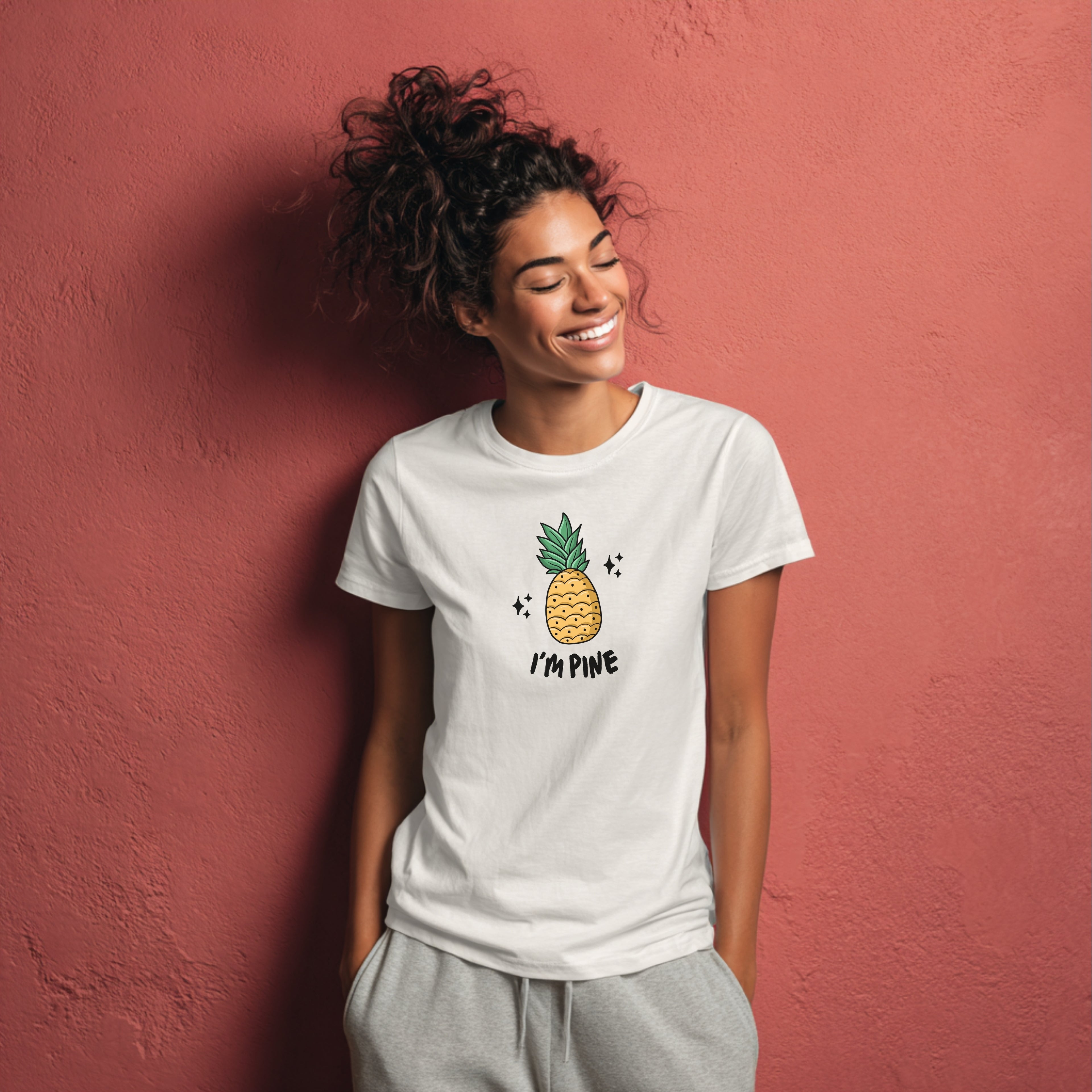 Modell trägt weißes T-Shirt mit Ananas und „I'm Pine“-Aufdruck, lustiges Spruchshirt