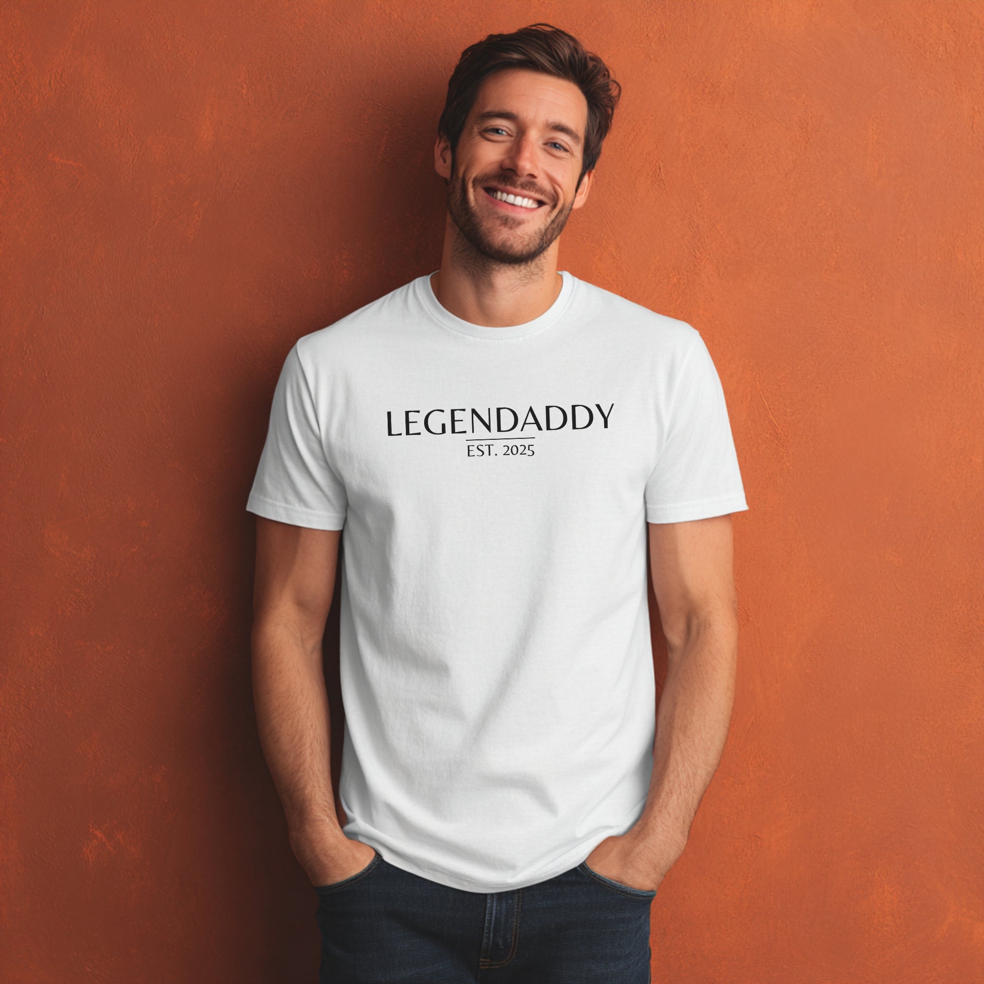 Modell trägt weißes T-Shirt mit „Legendaddy“ Schriftzug und personalisierbarem Jahr, lustiges Vatertagsgeschenk