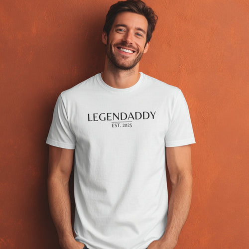 Modell trägt weißes T-Shirt mit „Legendaddy“ Schriftzug und personalisierbarem Jahr, lustiges Vatertagsgeschenk