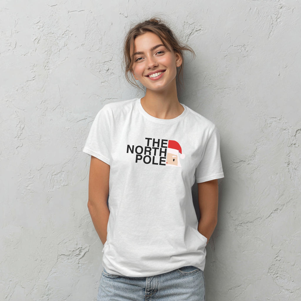 Modell trägt weißes T-Shirt mit „The North Pole“-Aufdruck, lustiges Weihnachtsmotiv