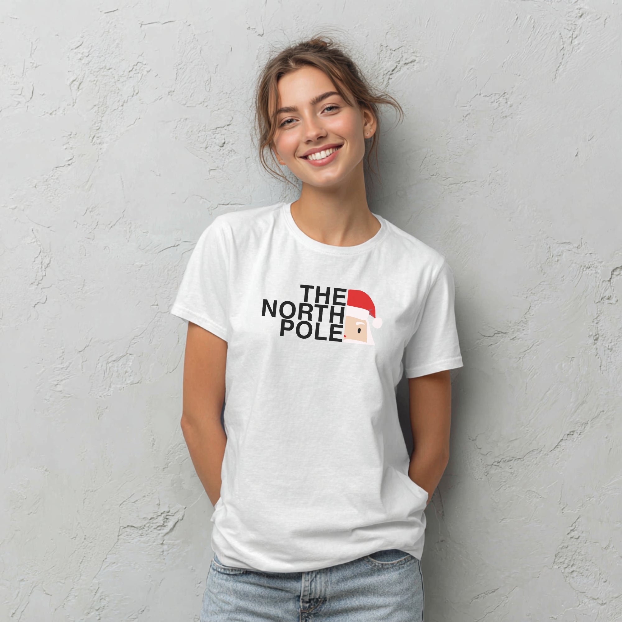 Modell trägt weißes T-Shirt mit „The North Pole“-Aufdruck, lustiges Weihnachtsmotiv