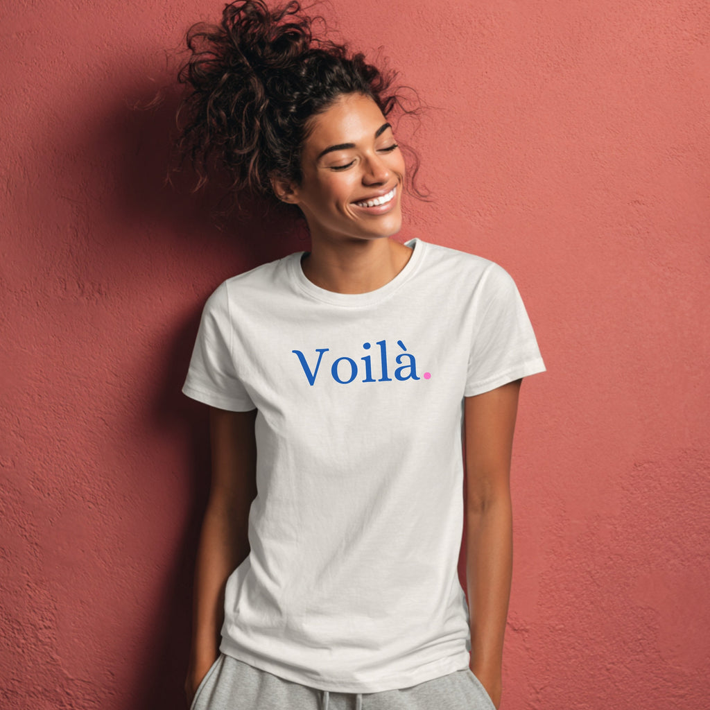 Modell trägt weißes T-Shirt mit dezentem „Voilà“-Aufdruck im französischen Stil