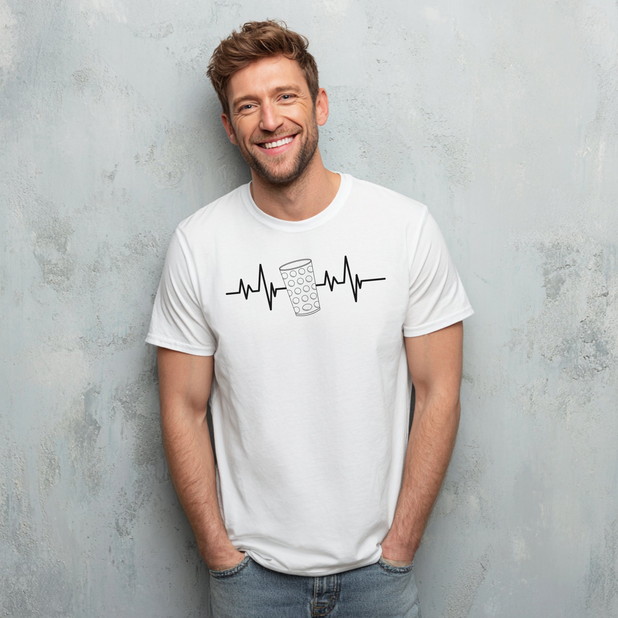 Modell trägt weißes T-Shirt mit Dubbeglas und Herzschlag-Motiv, lustiges Weinshirt für Pfalzfans
